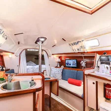 Hotel na wodzie Live A Nautical-sport Experience *