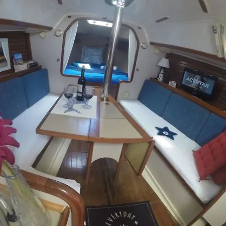 Hotel na wodzie Live A Nautical-sport Experience