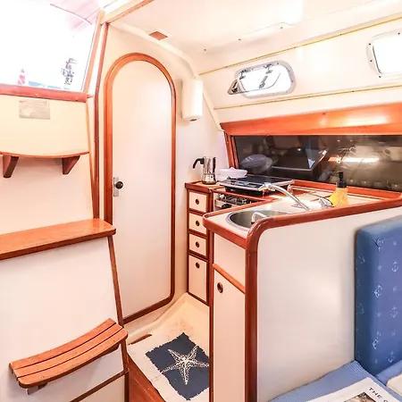 보트호텔 Live A Nautical-sport Experience