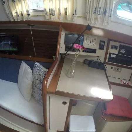 Live A Nautical-sport Experience 보트호텔