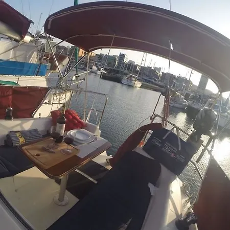 보트호텔 Live A Nautical-sport Experience *